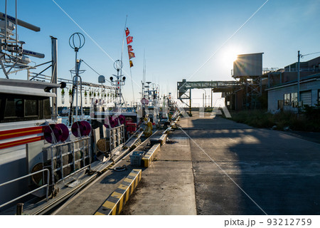 大間のマグロ漁船と大間港 93212759