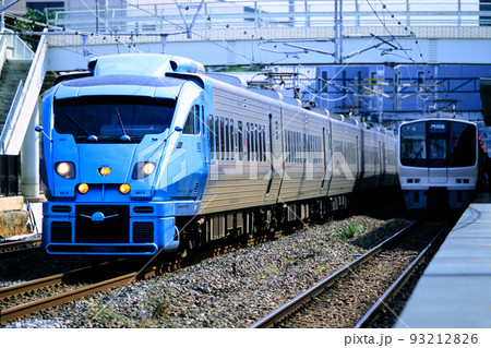 各駅停車を追い越す特急「ソニック」（JR九州　883系／Ao-2編成初期） 93212826