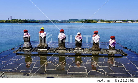長崎県壱岐にある干潮時のはらほげ地蔵 93212969