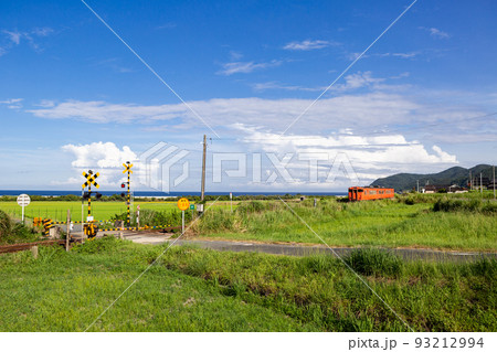山陰本線本郷踏切と棚田の風景 山口県下関市豊浦町 山陰本線本郷踏切と棚田の風景 山口県下関市豊浦町 93212994