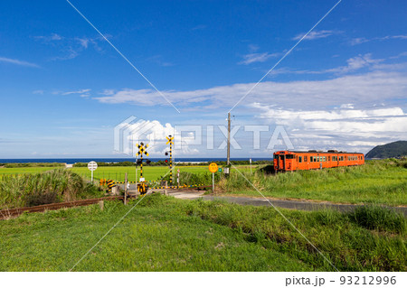 山陰本線本郷踏切と棚田の風景 山口県下関市豊浦町 山陰本線本郷踏切と棚田の風景 山口県下関市豊浦町 93212996