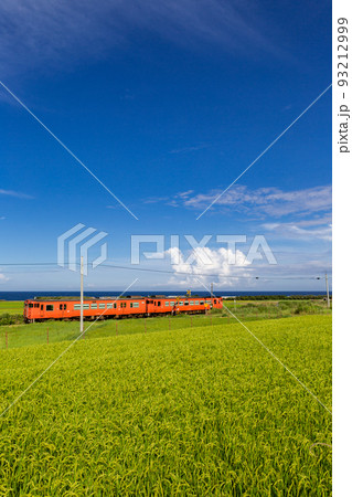山陰本線本郷踏切と棚田の風景 山口県下関市豊浦町 山陰本線本郷踏切と棚田の風景 山口県下関市豊浦町 93212999