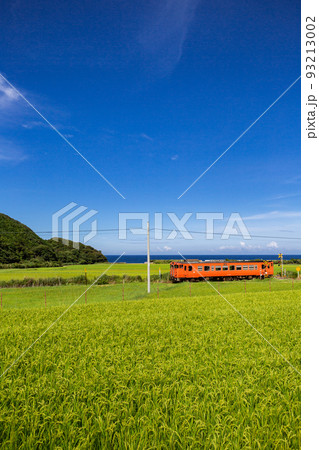 山陰本線本郷踏切と棚田の風景　山口県下関市豊浦町 93213002