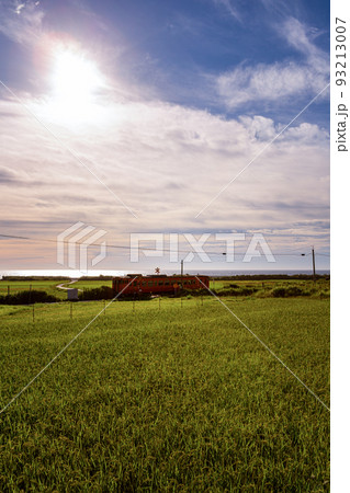 山陰本線本郷踏切と棚田の風景　山口県下関市豊浦町 93213007