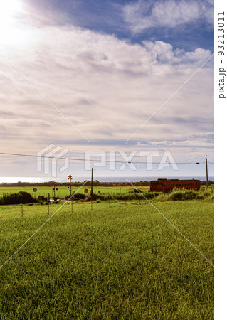 山陰本線本郷踏切と棚田の風景　山口県下関市豊浦町 93213011