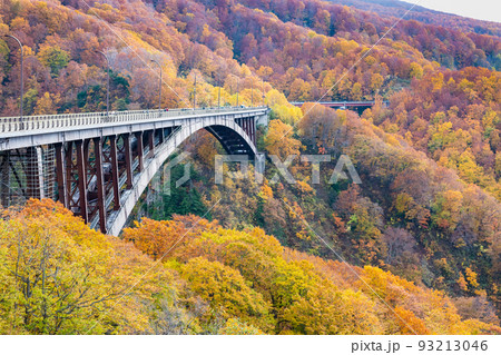 青森県 紅葉に包まれる城ケ倉大橋 青森県 紅葉に包まれる城ケ倉大橋 93213046