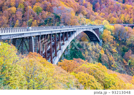 青森県 紅葉に包まれる城ケ倉大橋 青森県 紅葉に包まれる城ケ倉大橋 93213048