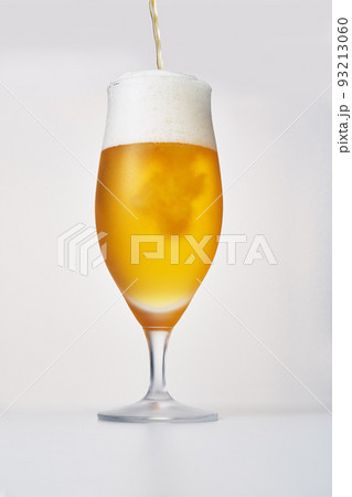 ビール　グラス白バック 93213060