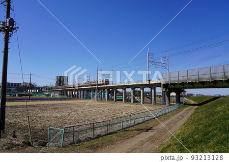 河川敷を渡る列車 93213128