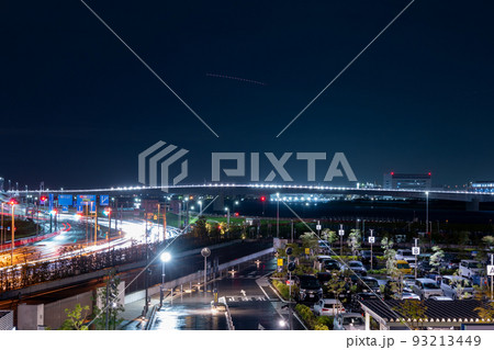 静かな夜の道路を走る車と多摩川スカイブリッジの夜景｜東京都羽田空港周辺 93213449