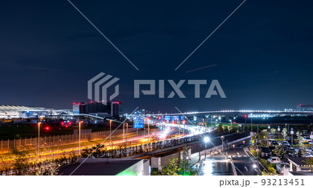 羽田空港と静かな夜の道路を走る車と多摩川スカイブリッジの夜景｜東京都羽田空港周辺 93213451