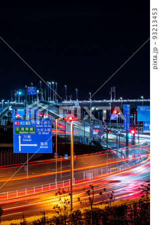 静かな夜の道路を走る車と多摩川スカイブリッジの夜景｜東京都羽田空港周辺 93213453