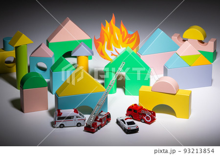 住宅密集地 消火困難 火事のイメージ 93213854