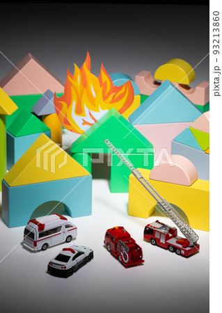 住宅密集地 消火困難 火事のイメージ 93213860