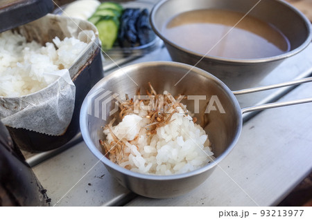 キャンプの朝ごはん 93213977