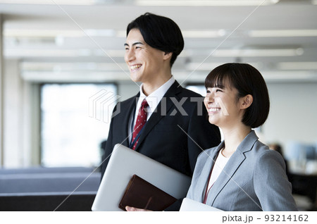 ビジネス　男女　横顔　笑顔 93214162