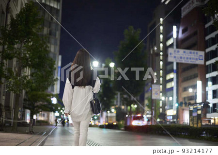 夜の市街地とビジネスウーマン 93214177