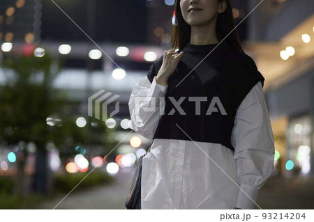 夜の市街地とビジネスウーマン 夜の市街地とビジネスウーマン 93214204