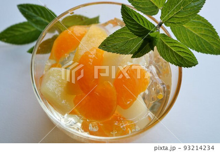 デザートに嬉しいフルーツゼリー　ミントの葉　 93214234