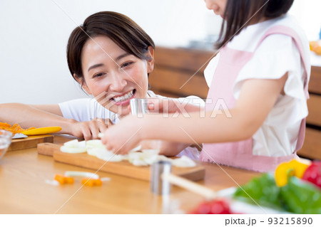 ファミリー　料理を楽しむ女の子とママ 93215890