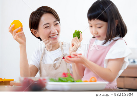 ファミリー 料理を楽しむ女の子とママ ファミリー 料理を楽しむ女の子とママ 93215904