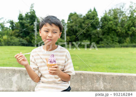 ブルーベリーソフトクリームを食べるアジア人の子供 ブルーベリーソフトクリームを食べるアジア人の子供 93216284
