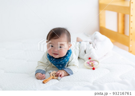 うつ伏せをするあかちゃん　乳児 93216761