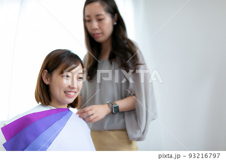 パーソナルカラー カラーを提案する女性 パーソナルカラー カラーを提案する女性 93216797