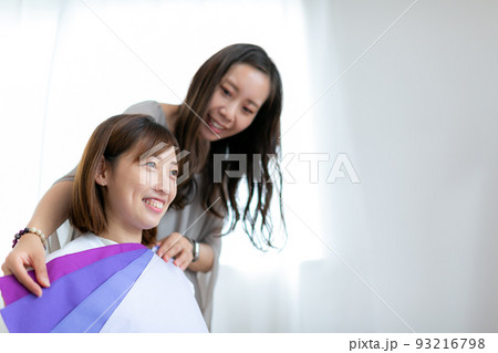 パーソナルカラー カラーを提案する女性 パーソナルカラー カラーを提案する女性 93216798