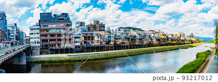 京都の夏の風物詩 鴨川納涼床 迫力ある青空の下 パノラマビュー 京都の夏の風物詩 鴨川納涼床 迫力ある青空の下 パノラマビュー 93217012