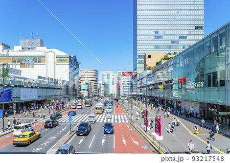 【東京都】爽やかな青空が広がる新宿駅南口 93217548