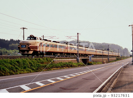 2005年 国道沿いの旧北陸本線を走る489系急行能登 2005年 国道沿いの旧北陸本線を走る489系急行能登 93217631