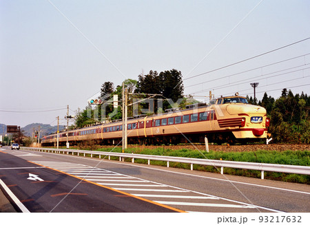 2005年 国道沿いの旧北陸本線を走る489系急行能登 2005年 国道沿いの旧北陸本線を走る489系急行能登 93217632