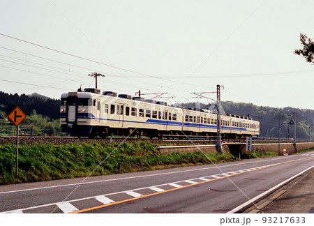 2005年　国道沿いの旧北陸本線を走る413系普通電車3両 93217633
