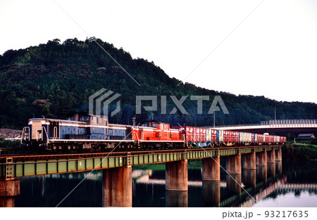 2005年 紀勢東線を走るDD51856重連コンテナ貨物列車 2005年 紀勢東線を走るDD51856重連コンテナ貨物列車 93217635