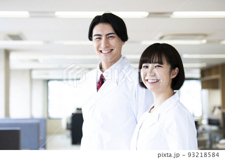 医師 医者 男女 笑顔 カメラ目線 医師 医者 男女 笑顔 カメラ目線 93218584