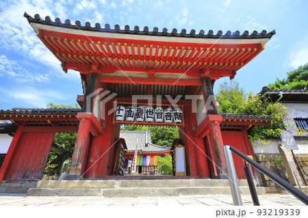 【広島県】晴天の浄土寺の山門（尾道） 93219339