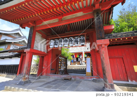 【広島県】晴天の浄土寺の山門（尾道） 93219341