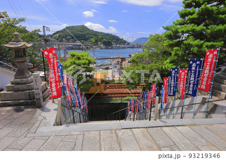 【広島県】晴天の浄土寺の山門から見た尾道 93219346