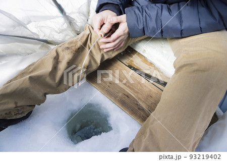 ワカサギ釣りをする若い女性手元 93219402