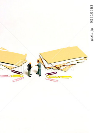 対話する二人の人物 two persons on dialog 93219563