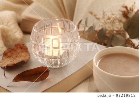 本の上のキャンドル 93219815