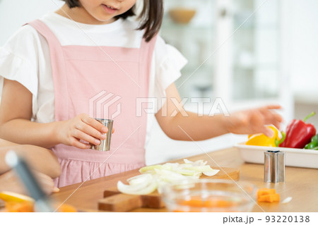 親子でお料理 お手伝い 仲良し親子 仲良し母娘 親子でお料理 お手伝い 仲良し親子 仲良し母娘 93220138