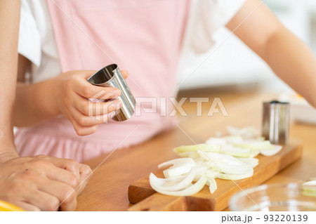 親子でお料理 お手伝い 仲良し親子 仲良し母娘 親子でお料理 お手伝い 仲良し親子 仲良し母娘 93220139
