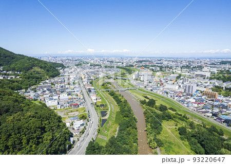 大雨後の札幌市南区を空撮（増水した豊平川） 93220647