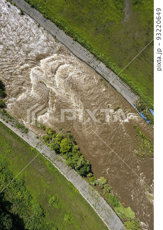増水する川（空撮） 93220649