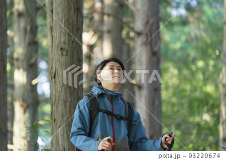 一人で登山をして景色を見る男性 一人で登山をして景色を見る男性 93220674