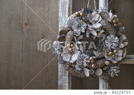 アンティークな部屋に飾り付けられたクリスマスリース アンティークな部屋に飾り付けられたクリスマスリース 93220735
