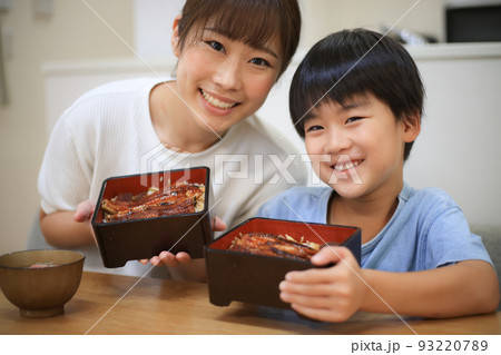 うな重を食べる親子 93220789