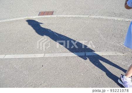 道路に映る子供の長い影 道路に映る子供の長い影 93221078